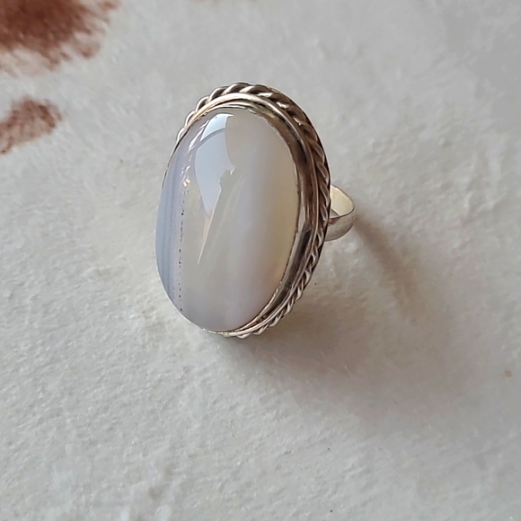 925 Silver White Agate Ring Size 8.5 - Picture 2 of 7